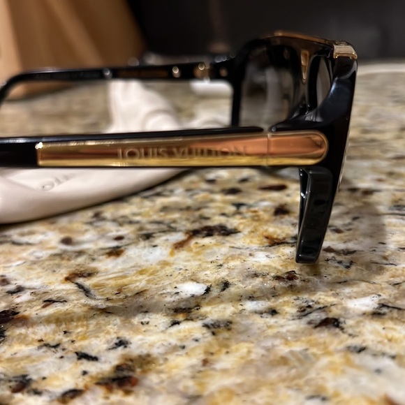 “Evidence” black and gold Louis Vuitton sunglasses unisex - Picture 2 of 4